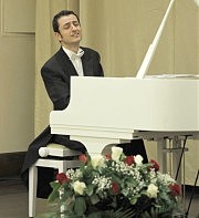 За роялем Емре Шен