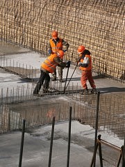 На каждом квадрате стройплощадки идет работа