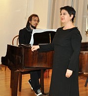 Поет Соня Феодориду. Концертмейстер — Маркос Костас