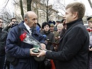 Первый заместитель председателя облсовета Алексей Гончаренко вручает ценный подарок — часы бывшему юнге подводной лодки «С-13» Михаилу Золотареву