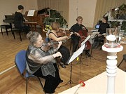 Трио преподавателей ДМШ № 11 Жанна Харчук (скрипка), Ольга Хилинская (альт) и Артем Калуцкий (виолончель)