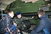 Курсант 5-го курса Военной академии Вадим Варжеинов рассказывает студентам колледжа о боевой машине БМ-21