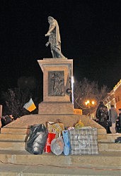 Кроме уже традиционного обмена мнениями о ситуации в стране, рассказов приехавших из Киева, 5 декабря проходил сбор теплых вещей для несущих вахту на Майдане Незалежности