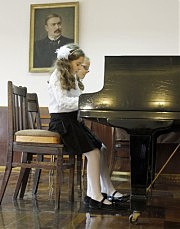 Участницы одесских «Струмочков», которые начали свои конкурсные выступления в ДМШ № 2 им. А. Глазунова, — фортепианный дуэт из ДМШ № 15 Марина Белик и Вероника Завадская