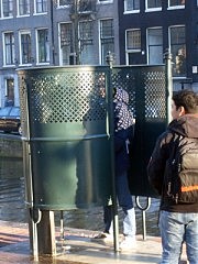 Амстердам: вот уж поистине уличный туалет