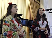Студентки исторического факультета ОНУ им. И. И. Мечникова Елена Чеботару и Аурика Рошу исполняют песню «Лакул» на стихи Михая Эминеску
