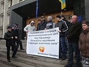 У входа в облгосадминистрацию вице-премьера встречал пикет