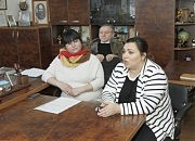 Анна Муругова (слева), Юрий Бычковский и Наталья Кламм рассказывают об идее благотворительного проекта