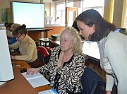 Юлия Сулимова из Одесского Национального политехнического университета учит пенсионеров азам компьютерной грамотности