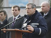 Вице-премьер Александр Вилкул приветствует сотрудников МЧС на церемонии открытия музея