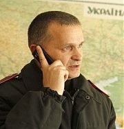 Подполковник Берзлапин давал интервью, не отрываясь от телефона