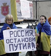 А возле Дюка одесситы обсуждали Европейский выбор Украины