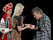 Руководитель аппарата областного совета Инна Поповская вручила Почетный знак областного совета актеру Украинского театра Александру Самусенко