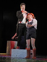 Комическое трио «Без носков» (Москва) пытается справиться с арией Фигаро и декорацией одновременно