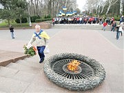 Цветы возлагает ветеран спорта Петр Ключник, для которого эта «сотка» была сороковой