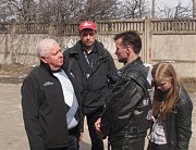 Алексей Дробязко (справа) беседует с Сергеем Викторовичем Лятосинским (слева). Вознесенск, мототрек, 6 апреля 2012 года