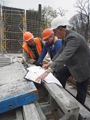 Бригадир монтажников Юрий Перьков (крайний слева) обсуждает с инженерами Владимиром Крючковым и Сергеем Бараловым текущий график работ