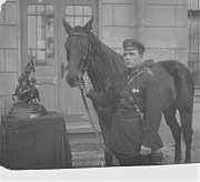 Ф. Блинов после соревнований со своим конем «Онегиным». 1936 г.