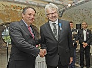 Посол Франции в Украине господин Ален Рэми вручает орден «За заслуги» Александру Гарачуку