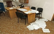 Директорский кабинет перевернули верх дном