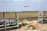 Совсем рядом со стройкой взлетают и садятся самолеты