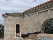 Старинная пушка вновь установлена у башни