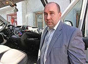 Директор фирмы «Украинские навигационные системы» Станислав Николайчук демонстрирует новое оборудование, установленное в машине «скорой помощи»