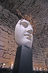 Памятник виноградной косточке работы скульптора Михаила Ревы