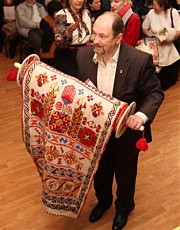 Генеральный директор ООО «Украинский сувенир» и президент благотворительного фонда «Українский рушник» Николай Степаненко представляет «Рушник нацiональної єдностi»