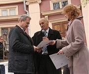 Директор музея Виталий Абрамов и народный депутат Сергей Гриневецкий обмениваются подарками