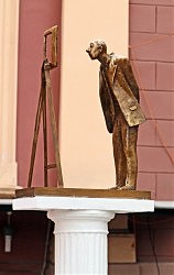 Памятник «Зрителю» работы Александра Князика