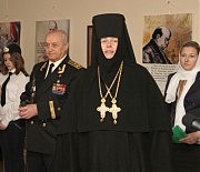 Настоятельница Свято-Архангело-Михайловского женского монастыря игуменья Серафима и председатель Ассоциации моряков-подводников им. А. Маринеско, капитан первого ранга в отставке Евгений Лившиц открывают выставку «Священная память поколений»