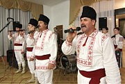 Выступает фольклорный ансамбль из Ренийского района