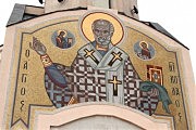 Мозаичная икона Николая Чудотворца на фасаде храма