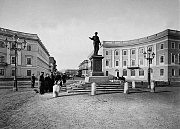 Так выглядел памятник Дюку де Ришелье на фотографии, датируемой 1880 годом