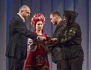 Глава облгосадминистрации Игорь Палица вручает орден «За мужество» III степени Оксане Михайловне и Ивану Петровичу Петровским, матери и брату одесского милиционера Степана Петровского, погибшего в ходе боев в АТО