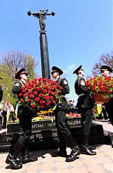 В 29-ю годовщину со дня взрыва на 4-м энергоблоке Чернобыльской АЭС в Одессе прошел митинг-реквием с возложением цветов к памятнику одесситам-чернобыльцам (угол ул. М. Арнаутской и Александровского проспекта). Фото Олега Владимирского