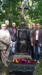 Тарас Гончарук демонстрирует издание «Хроник» Я. Длугоша