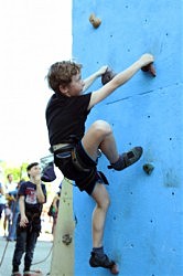 Юные альпинисты пробуют свои силы