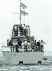 Церемония спуска на воду венка в память о погибших моряках