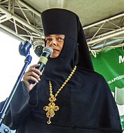 С поздравлениями выступила игуменья Серафима