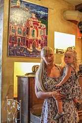 Дарья Дёма-Писная  с лучшим своим произведением — дочерью Златой