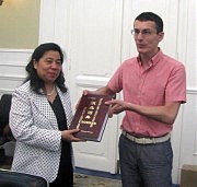 Специалистам Китайской академии международных проблем секретарь НСЖУ Сергей Томиленко подарил украинско-китайский словарь