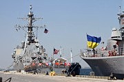 Эсминец 6-го флота ВМС США «Дональд Кук» и флагман украинских ВМС «Гетман Сагайдачный» у причала Одесского морского торгового порта