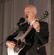 У микрофона председатель Ивановского райсовета Алексей Иванович Мазур