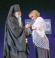 Преосвященнейший Аркадий, епископ Овидиопольский, вручил медаль Украинской православной церкви Святителя Иннокентия Одесского I степени заслуженной артистке Украины Ирине Надеждиной