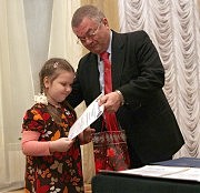 Эмил Рапча вручает премии конкурса младшей участнице конкурса Марии Воробьевой