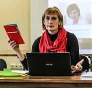 Татьяна Кузнецова представляет брошюру «Остановить язык вражды» с тезисами своего доклада