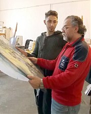 Последние штрихи перед выставкой. Преподаватель-методист Сергей Папроцкий и студент Игорь