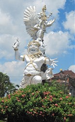 Исполинские статуи короля обезьян Ханумана можно часто встретить на Бали